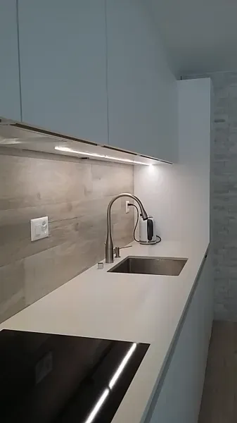 Ligne minimaliste d'une cuisine SieMatic Pure S2SLM ouverte sur l'espace de vie